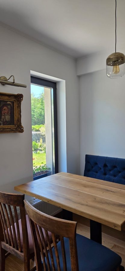 Salonul de dining, cu banchetă în catifea — Villa Gouster