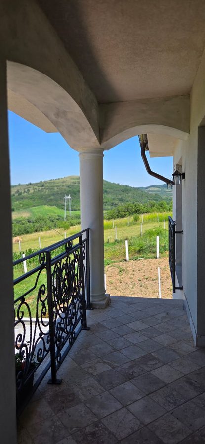 Terasa cu arcade, vedere spre dealuri — Villa Gouster