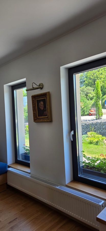 Lumina naturală în salonul de dining — Villa Gouster