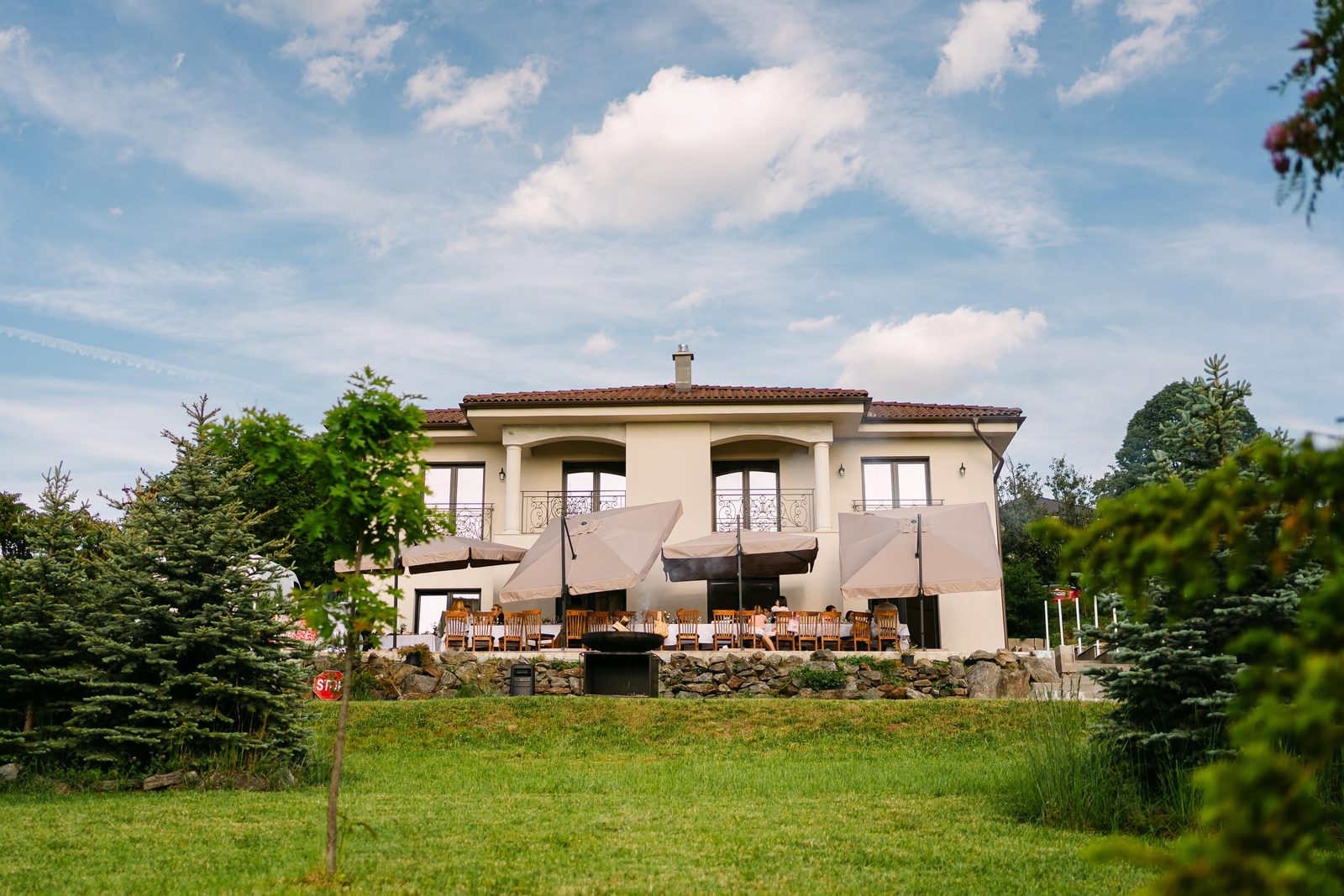 Villa Gouster în stil italian, văzută dintre pomii grădinii